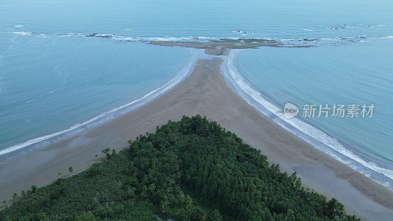 在哥斯达黎加的鲸鱼尾海滩Marina Ballena无人机